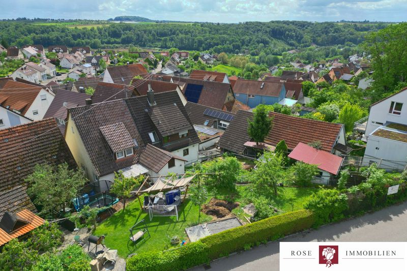 Außergewöhnliches Gebäudeensemble mit viel Nutzfläche, Garagen und Bauplatz in zentraler Lage